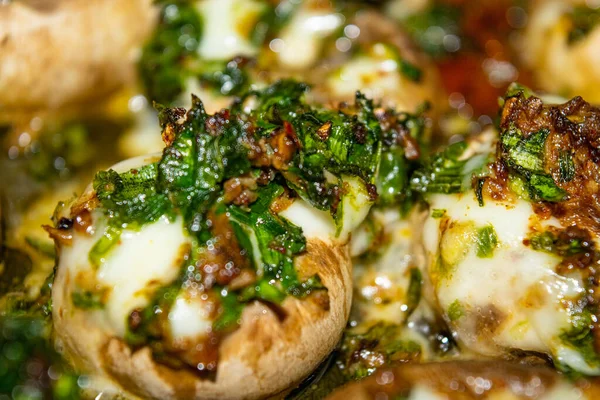 蘑菇在烤箱里烤着奶酪 青葱和茴香 靠近点 图库图片