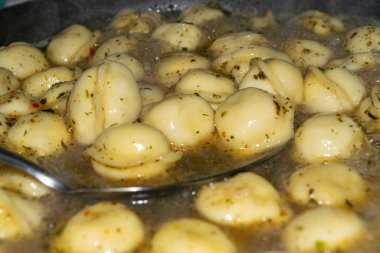 Küçük börekler baharatlı bir tavada pişirilir. Kapat.