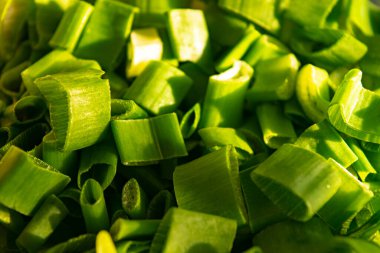 Dilimlenmiş yeşil soğan, yüzeyin dokusu. Kapatın. Arkaplan resmi