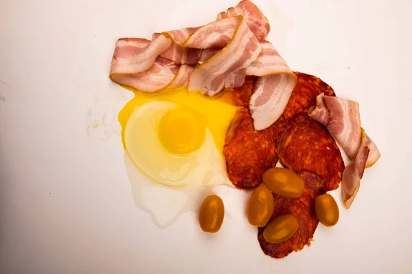 Œuf Poulet Brisé Sans Coquille Tranches Saucisse Bacon Tomates Sur — Photo