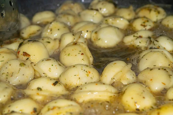 Kue Kecil Dimasak Dalam Panci Dengan Rempah Rempah Tutup — Stok Foto