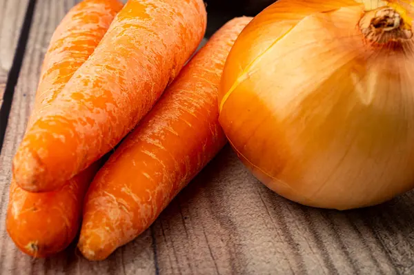 Сочный Лук Апельсиновая Морковь Деревянном Фоне Закрыть — стоковое фото