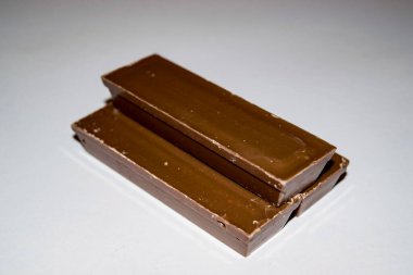 Beyaz arka planda çikolatalar. Kapat.