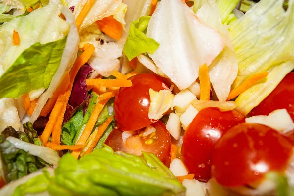 Ensalada Verduras Rodajas Tomates Cebollas Lechuga Zanahorias Remolachas Cerca Alimentación — Foto de Stock