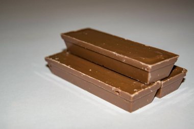 Beyaz arka planda çikolatalar. Kapat.