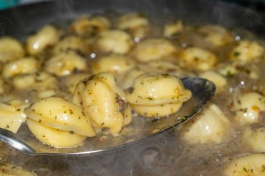 Küçük börekler baharatlı bir tavada pişirilir. Kapat.