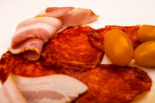 Fatias Linguiça Bacon Tomates Fundo Branco Fechar — Fotografia de Stock