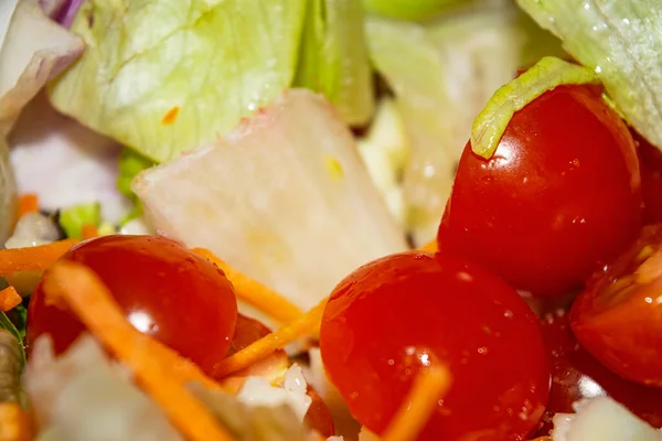 Ensalada Verduras Rodajas Tomates Cebollas Lechuga Zanahorias Remolachas Cerca Alimentación — Foto de Stock