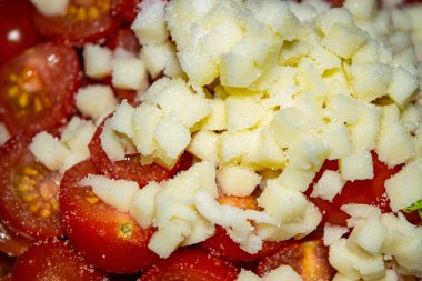 Sebze salatası dilimlenmiş domates ve soğan. Kapatın. Sağlıklı besin ve sağlık diyeti