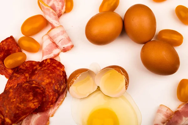 Ovo Galinha Partido Ovos Galinha Espalhados Fatias Linguiça Bacon Tomates — Fotografia de Stock