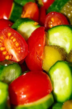 Sebze salatası dilimlenmiş domates, salatalık, soğan ve turşu. Kapatın. Sağlıklı yiyecekler, fitness diyeti