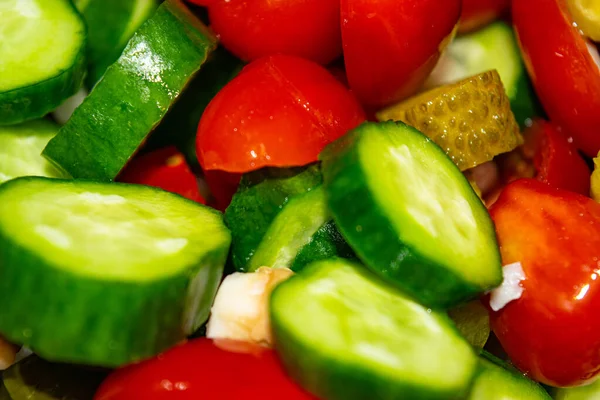 Insalata di verdure pomodori a fette, cetrioli, cipolle e sottaceti. Chiudete. Cibo sano, dieta fitness . — Foto Stock