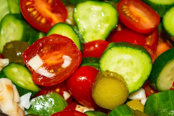 Ensalada Verduras Rodajas Tomates Pepinos Cebollas Encurtidos Cerca Comida Saludable —  Fotos de Stock