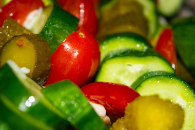 Sebze salatası dilimlenmiş domates, salatalık, soğan ve turşu. Kapatın. Sağlıklı yiyecekler, fitness diyeti