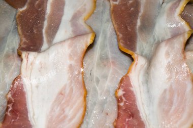 Sulu çiğ pastırma dilimleri. Kapat.