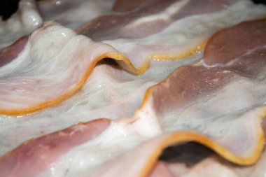 Sulu çiğ pastırma dilimleri. Kapat.