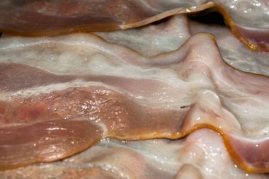 Sulu çiğ pastırma dilimleri. Kapat.