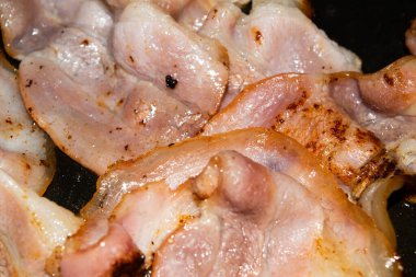 Kızarmış domuz pastırması. Kapat.