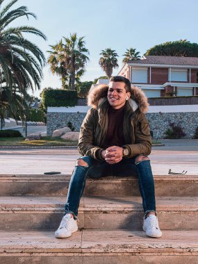 Güneşli bir kış günü yürü