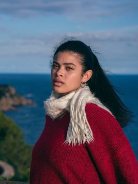 Kıyı yaşam tarzına derin bakışlı esmer kız.