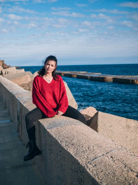 Latina ragazza vicino al mare sedersi sulle rocce — Foto Stock