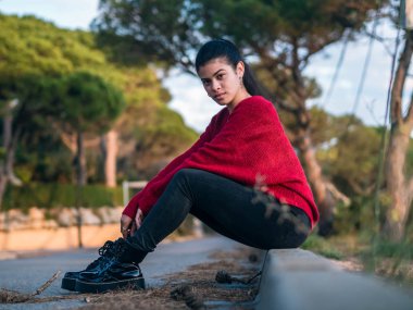 Bahar kıyafetleri giyen kız. Sokaktan toplanan siyah saçlı.