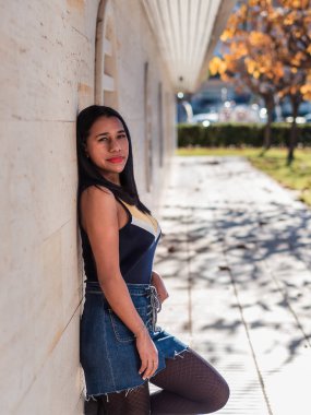 Parkta güzel bir ışıkla poz vermek.