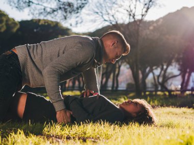 Mutlu çift eğleniyor.