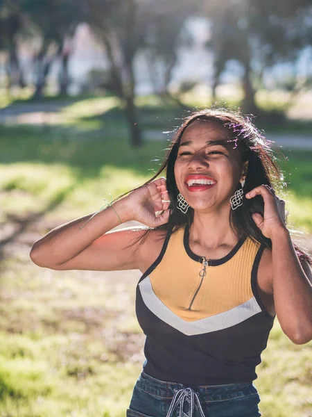 Posando em um parque com luz bonita — Fotografia de Stock