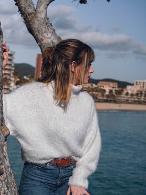 Tomando el sol en la playa chica europea