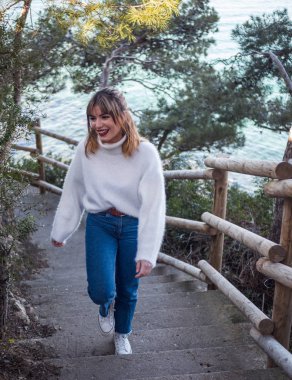 Akdeniz kıyısı boyunca yürü