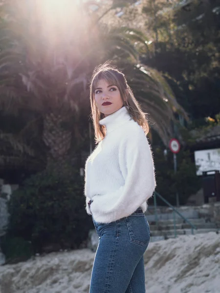 Menina espanhola posando com uma palmeira atrás e raios de sol — Fotografia de Stock