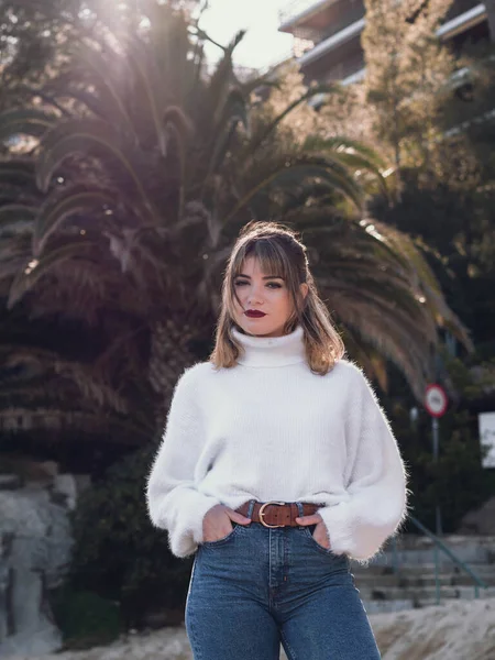 Menina espanhola posando com uma palmeira atrás e raios de sol — Fotografia de Stock