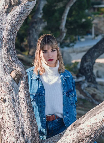 Posando com boa maquiagem e roupas casuais — Fotografia de Stock