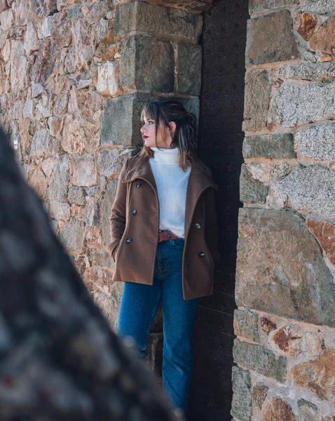 Gösterişli kadın poz veriyor.