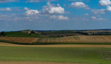 Tarım alanları bulutlu bir gökyüzü
