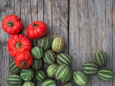 Sonbaharda süslenmiş kırmızı biber ve yeşil salatalık.