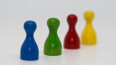 Piyonlar mavi yeşil kırmızı sarı