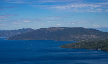 Hırvatistan 'ın Cres Adası bulutlu bir günde