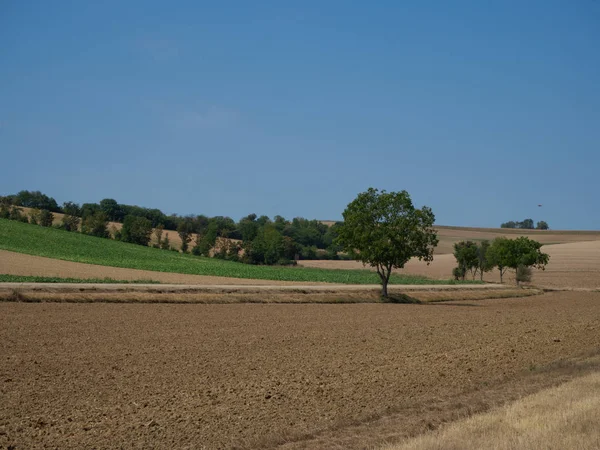 Terreni agricoli collinari e cielo blu — Foto Stock