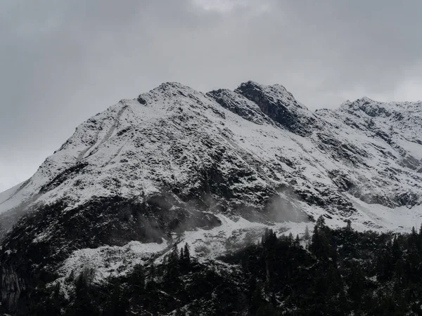 Вершина горы в туманный день — стоковое фото