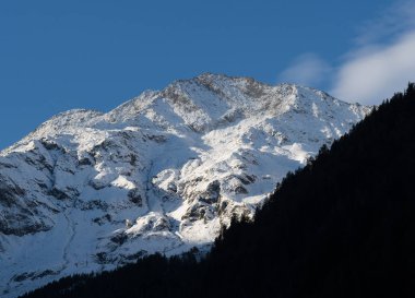 Dağlık arazi, mavi gökyüzü.