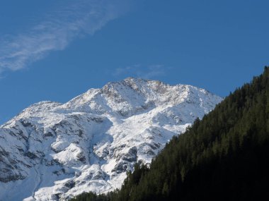 Dağlık arazi, mavi gökyüzü.