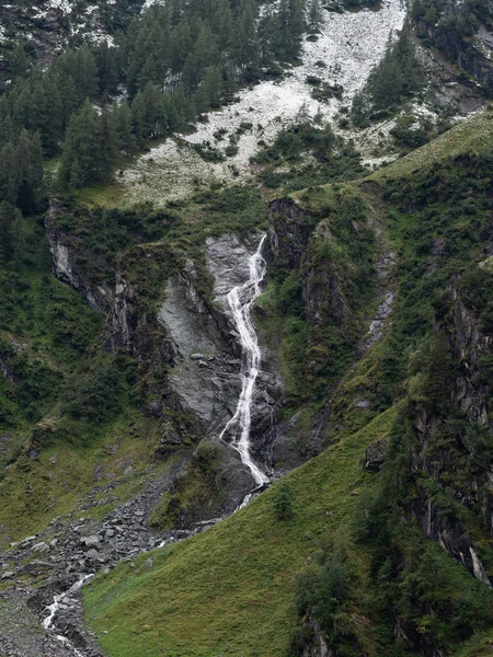 Landskap med vattenfall i alperna — Stockfoto