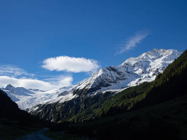 山の範囲の雪と青空 — ストック写真