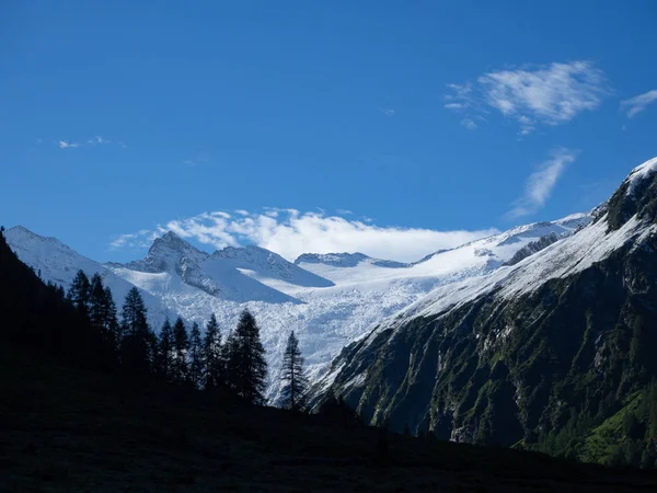 Chaîne de montagnes ciel bleu et enneigé — Photo