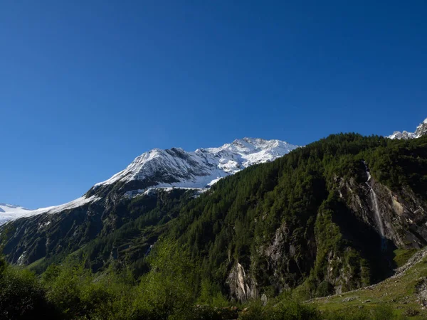 アルプスの雪に覆われた山の峰と急な壁 — ストック写真