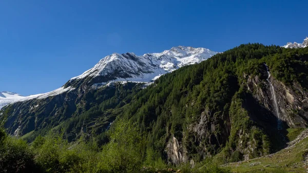 Des sommets enneigés et des murs escarpés dans les Alpes — Photo