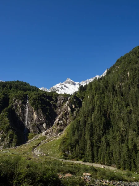 Snötäckta bergstoppar och branta väggar i Alperna — Stockfoto