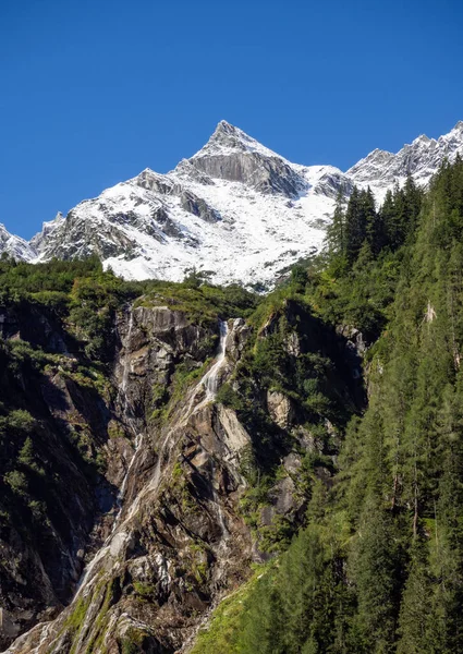 Schneebedeckte Berggipfel und steile Wände in den Alpen — Stockfoto